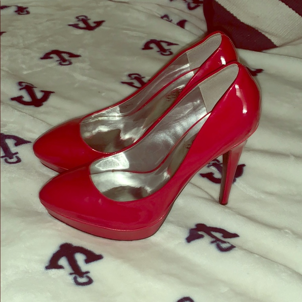 Guess pumps